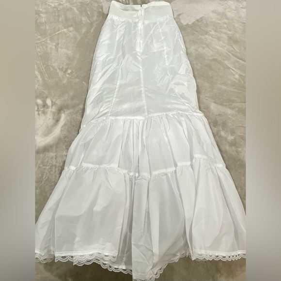 White by Vera Wang Wedding Dress – Strapless, Tiered Skirt, Train, Size 2 - Picture 10 of 16